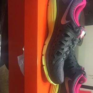 Pre owned, women’s Nike track shoe. Worn once!!